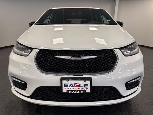 New 2026 Chrysler Pacifica Limited w/ Uconnect Theater Family Group image 4