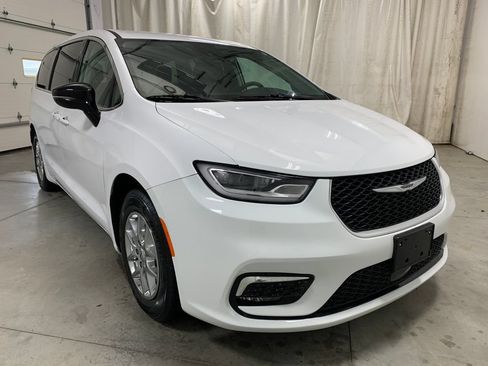 Used 2024 Chrysler Pacifica Touring-L FWD image 14