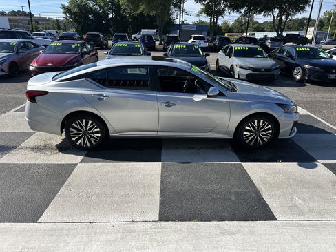 Used 2023 Nissan Altima 2.5 SV w/ SV Premium Package FWD image 3