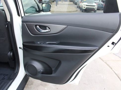 Used 2016 Nissan Rogue SV image 24