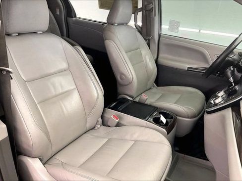 Used 2017 Toyota Sienna XLE Premium w/ Cargo Management Package FWD image 6