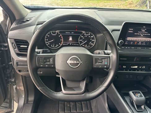 Used 2025 Nissan Rogue SV FWD image 30