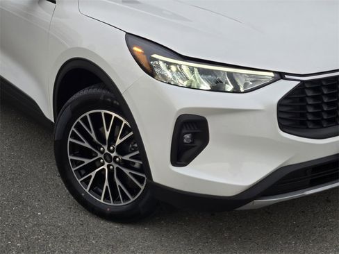 Used 2023 Ford Escape SE w/ Class II Trailer Tow Package image 9