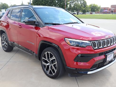 Used 2025 Jeep Compass Limited w/ Elite Group AWD/4WD image 3