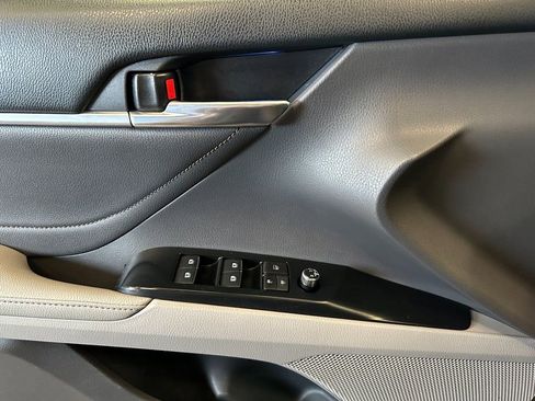 Used 2018 Toyota Camry XLE image 18