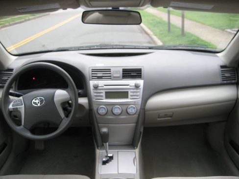 Used 2011 Toyota Camry LE image 14