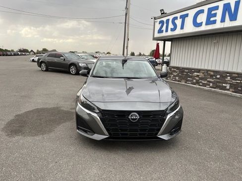 Used 2024 Nissan Altima 2.5 SV image 2