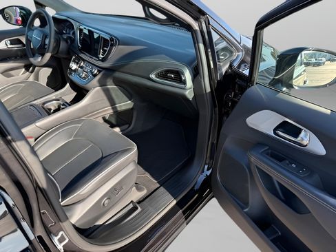 Used 2025 Chrysler Pacifica Limited FWD image 17