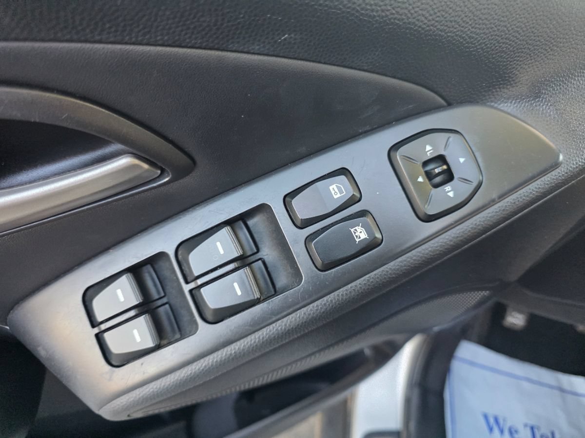 Used 2010 Hyundai Tucson Limited w/ Premium Pkg 4 FWD image 23