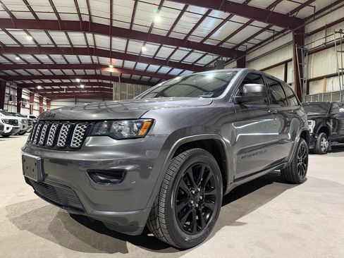 Used 2018 Jeep Grand Cherokee Altitude AWD/4WD image 9