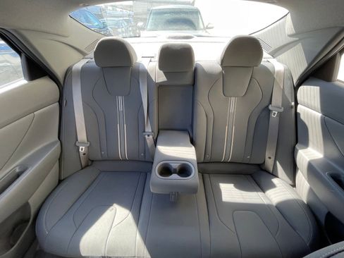 Used 2025 Hyundai Elantra SEL image 39
