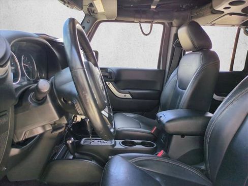 Used 2018 Jeep Wrangler Unlimited Rubicon w/ Connectivity Group AWD/4WD image 14