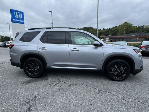 New 2025 Honda Pilot Touring image 3