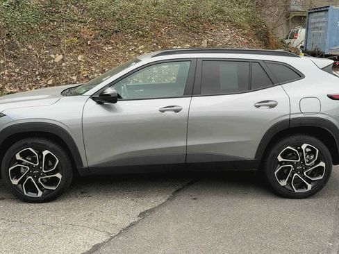 Certified 2025 Chevrolet Trax RS w/ Driver Confidence Package image 5