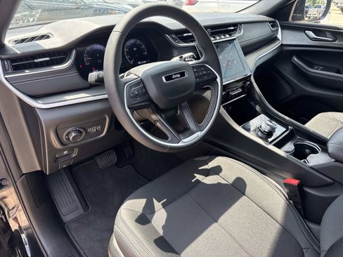 Used 2025 Jeep Grand Cherokee Laredo RWD image 17