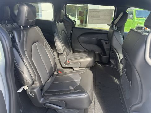 New 2026 Chrysler Pacifica Select image 12