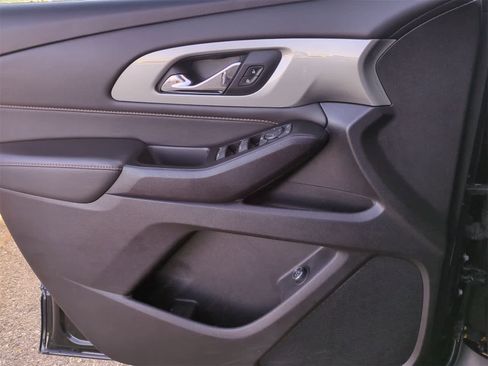 Used 2020 Chevrolet Traverse LT image 30