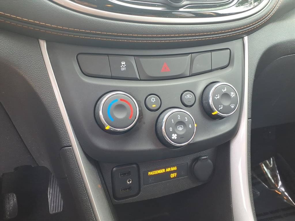 Used 2019 Chevrolet Trax LT w/ LT Convenience Package AWD/4WD image 11