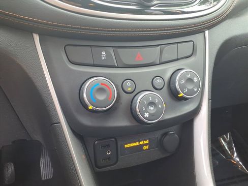 Used 2019 Chevrolet Trax LT w/ LT Convenience Package AWD/4WD image 11