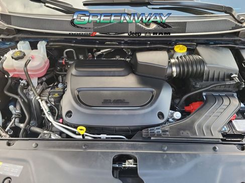 Used 2022 Chrysler Pacifica Touring-L AWD/4WD image 9
