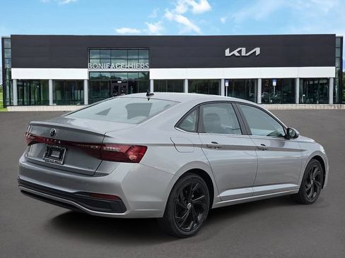 Used 2025 Volkswagen Jetta SE FWD image 4