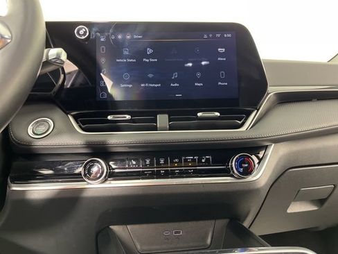 Used 2025 Chevrolet Equinox LT FWD image 24