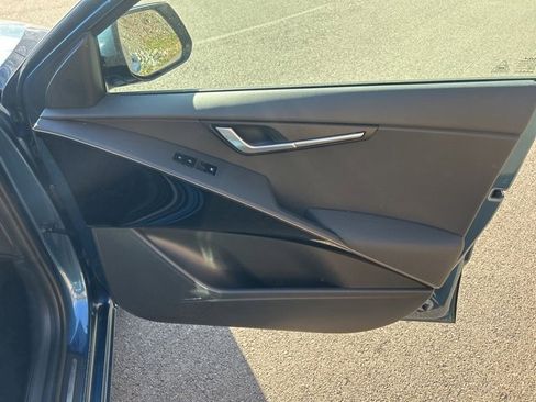 Used 2023 Kia Niro SX Touring image 6