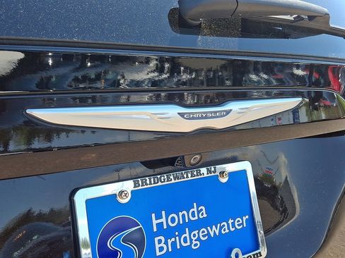 Used 2017 Chrysler Pacifica Touring-L FWD image 29