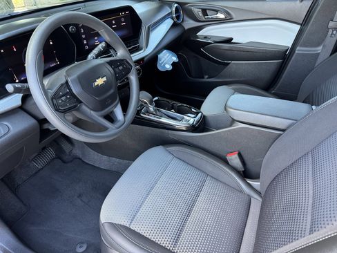 Used 2025 Chevrolet Trax LT FWD image 10