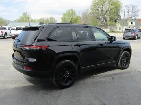 Used 2024 Jeep Grand Cherokee Altitude AWD/4WD image 4
