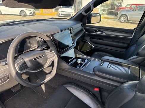 Used 2024 Jeep Wagoneer L Series II w/ Flexible Seating Group image 15