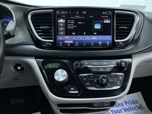 Used 2021 Chrysler Pacifica Touring-L image 19
