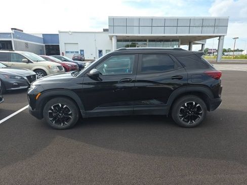 Used 2021 Chevrolet TrailBlazer LT w/ Convenience Package FWD image 2