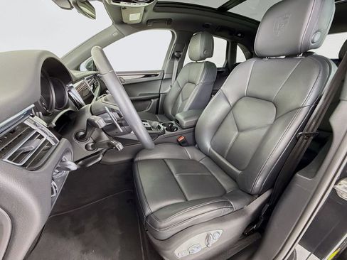 Certified 2025 Porsche Macan AWD/4WD image 5