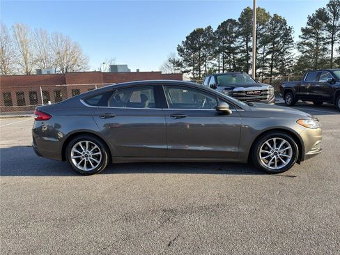 Used 2017 Ford Fusion SE w/ Fusion SE Technology Package image 4
