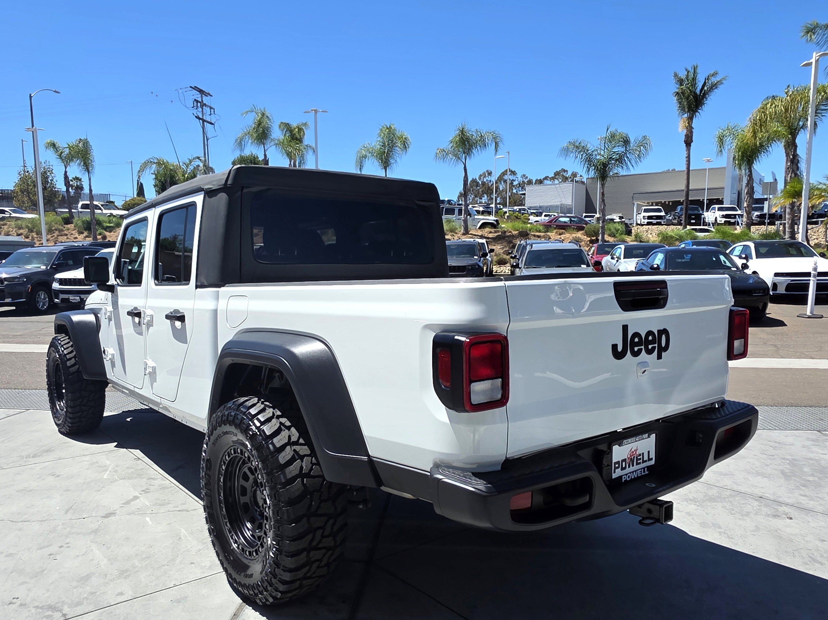 Certified 2022 Jeep Gladiator Sport AWD/4WD image 3