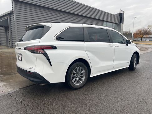 Used 2021 Toyota Sienna LE image 5