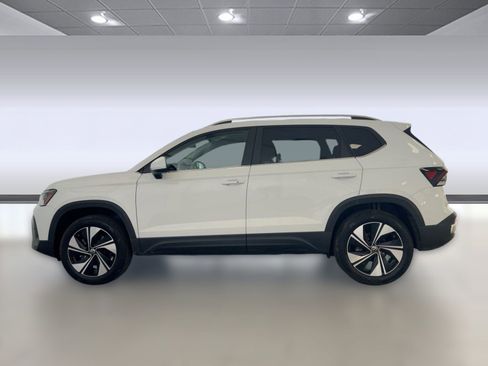 New 2026 Volkswagen Taos SE image 2