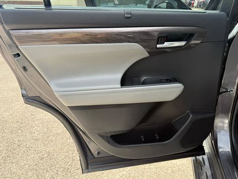 Used 2021 Toyota Highlander Limited FWD image 18