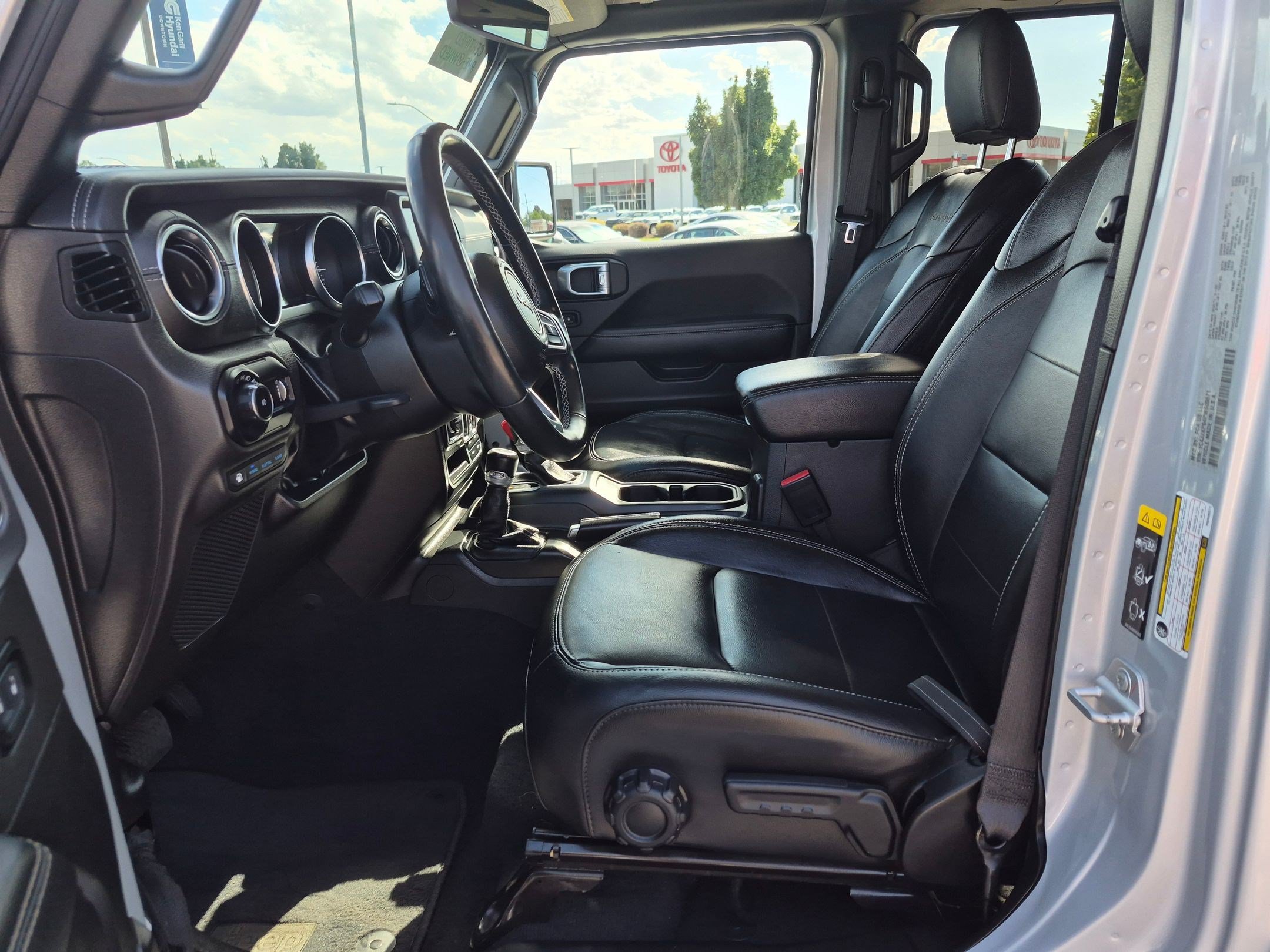 Used 2023 Jeep Wrangler Unlimited Sahara w/ Cold Weather Group AWD/4WD image 16