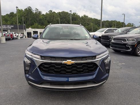 Used 2024 Chevrolet Trax LT w/ Sunroof Package FWD image 2