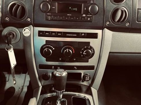 Used 2007 Jeep Commander Sport w/ Trailer Tow Group IV image 24