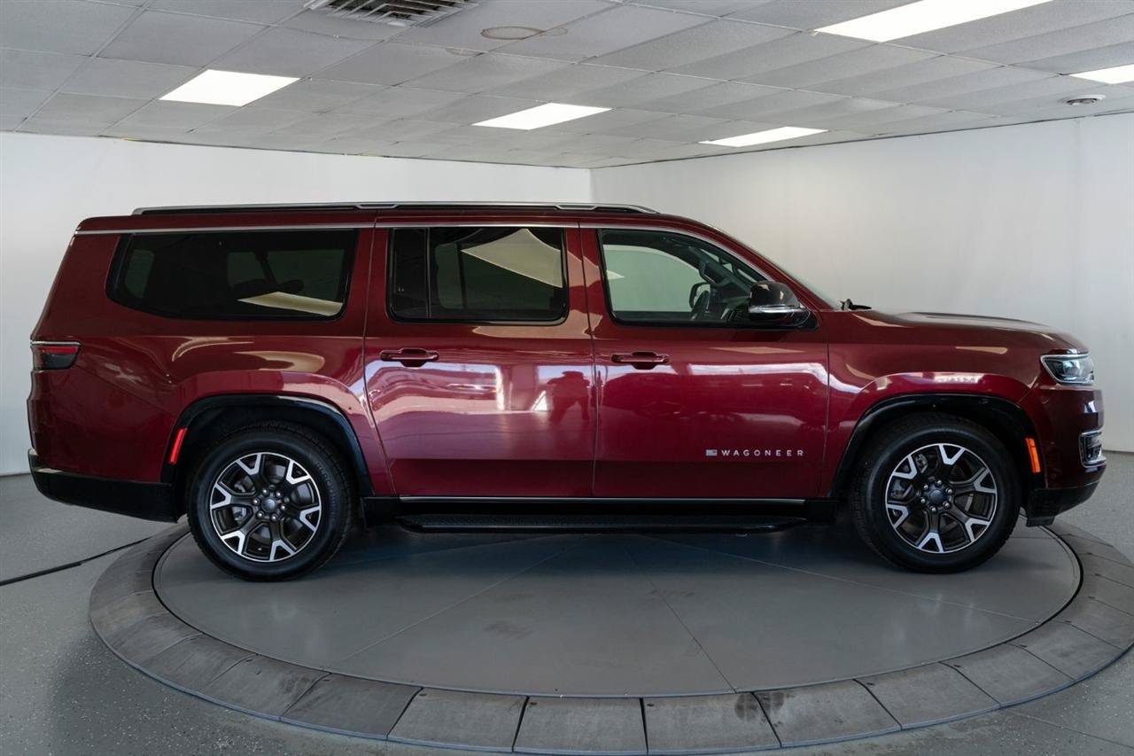 Used 2024 Jeep Wagoneer L Series III w/ Flexible Seating Group AWD/4WD image 8