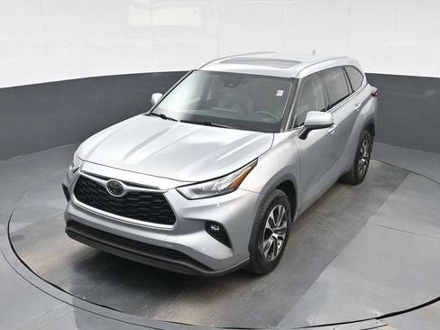 Used 2020 Toyota Highlander XLE FWD image 16