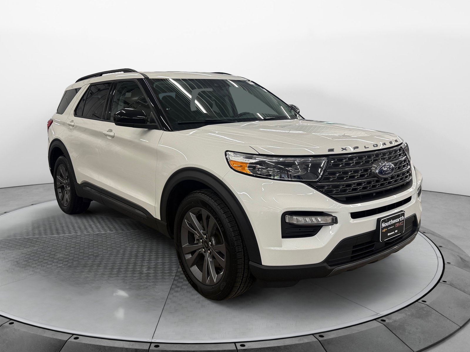 Used 2022 Ford Explorer XLT w/ Equipment Group 202A AWD/4WD image 4