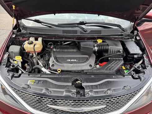 Used 2017 Chrysler Pacifica Touring image 4