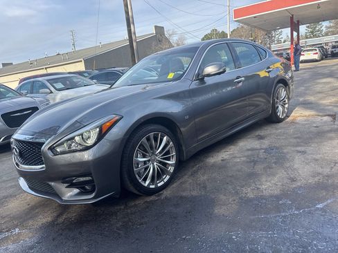 Used 2018 INFINITI Q70 Luxe w/ Sport Package image 2