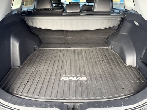 Used 2021 Toyota RAV4 XLE Premium image 21