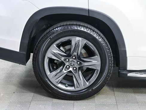 Used 2018 Toyota Highlander Limited Platinum FWD image 40