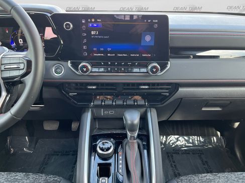 Used 2023 Chevrolet Colorado Z71 w/ Z71 Convenience Package 2 AWD/4WD image 11